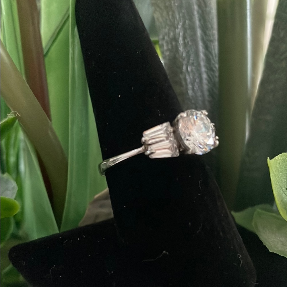 Elegant Silver Ring with Clear Stone - Picture 3 of 6